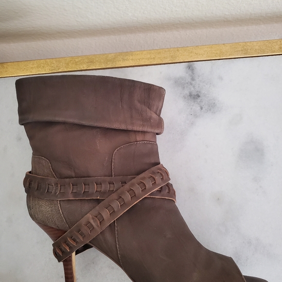 GUESS Boho Grey Leather Strappy Peep Toe Ankle Booties Women's Shoes Size 8.5 - Picture 10 of 15